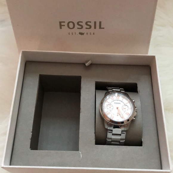 Women’s Fossil watch - Picture 1 of 4